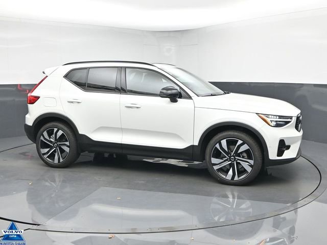 Used 2024 Volvo XC40 B5 Plus image 1