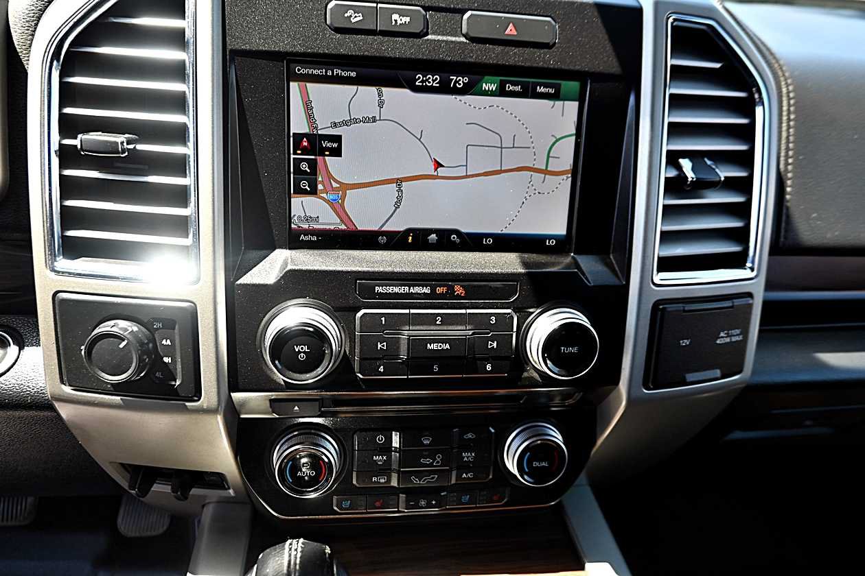 Used 2015 Ford F150 Lariat w/ Equipment Group 502A Luxury AWD/4WD image 27