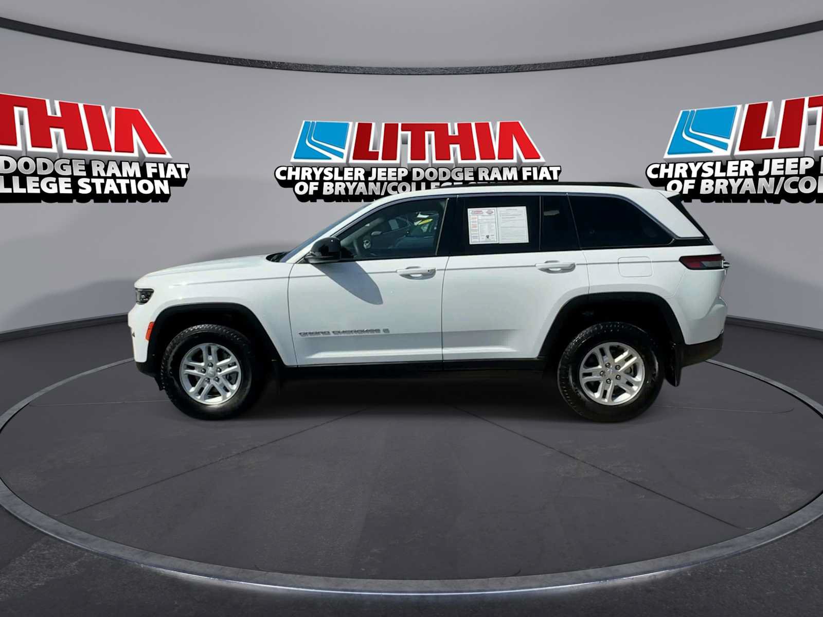 Used 2025 Jeep Grand Cherokee Laredo w/ MOPAR Finishing Package RWD image 5