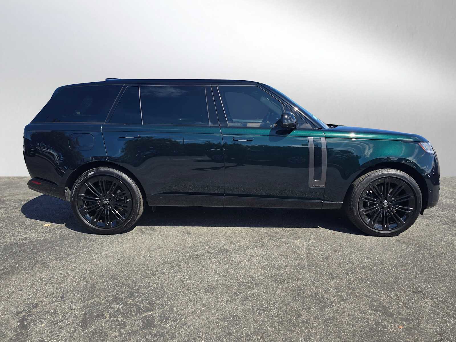 Used 2025 Land Rover Range Rover Long Wheelbase Autobiography image 2