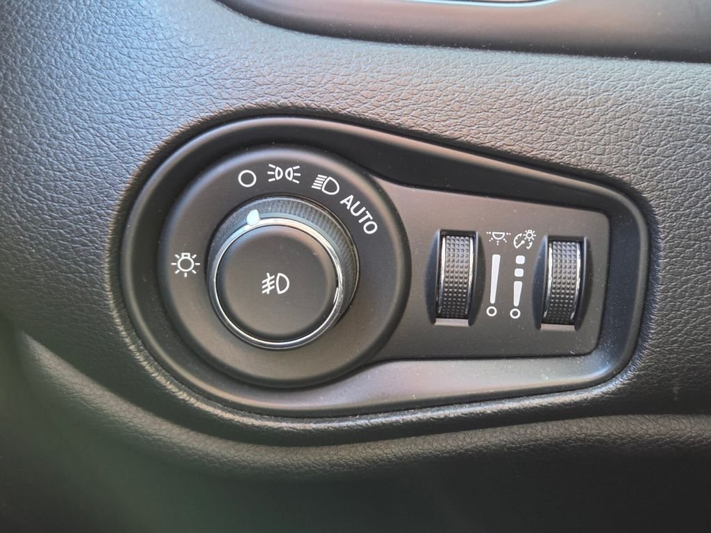 Used 2015 Jeep Renegade Latitude w/ Popular Equipment Group FWD image 34