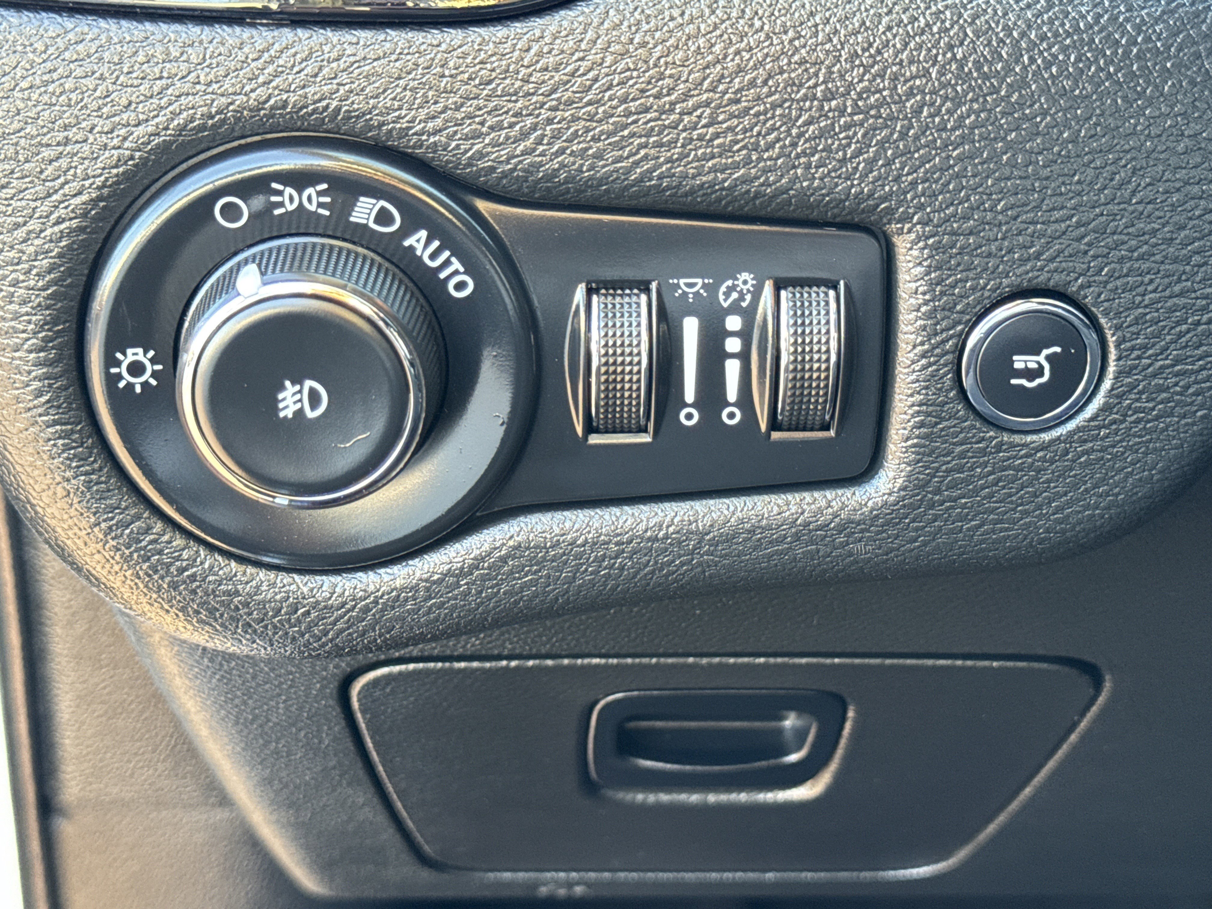 Used 2023 Jeep Cherokee Altitude Lux image 25