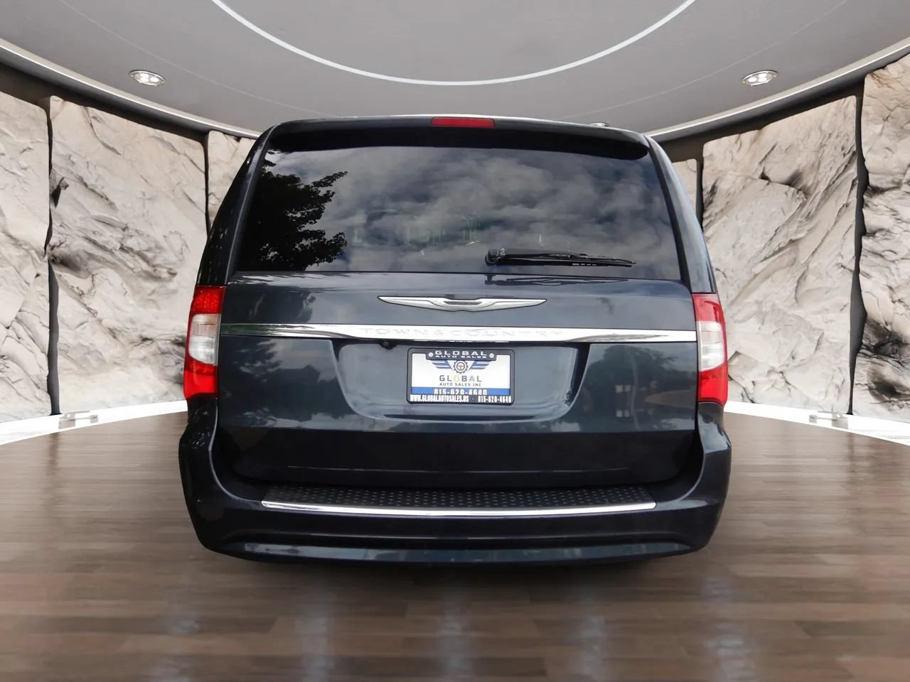 Used 2014 Chrysler Town & Country Touring FWD image 6