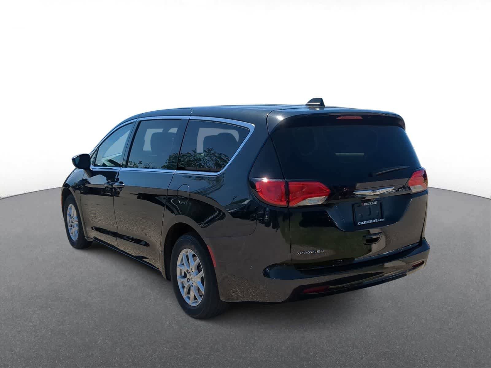 Used 2022 Chrysler Voyager LX FWD image 6