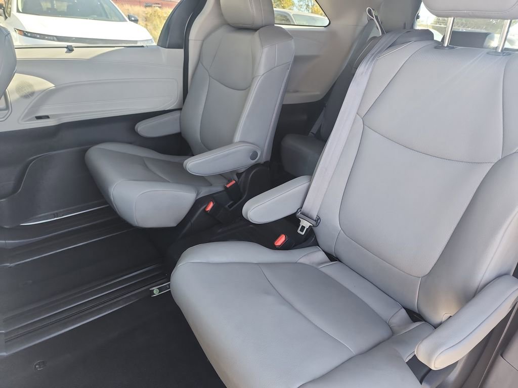 Used 2024 Toyota Sienna XLE image 19