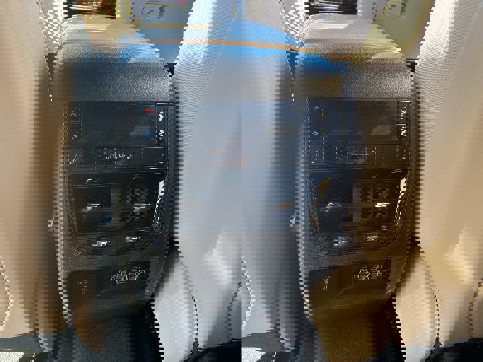 Used 2023 Jeep Grand Cherokee L Limited w/ Luxury Tech Group II image 19