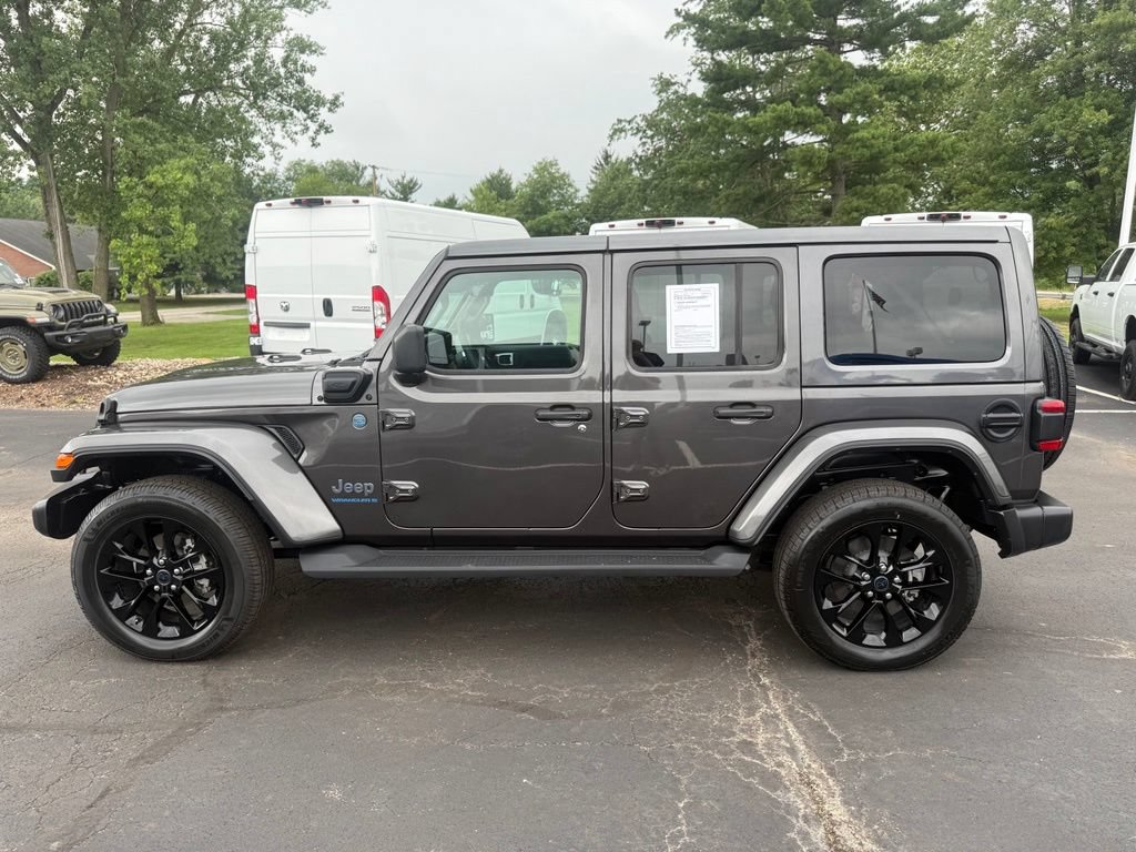 Used 2025 Jeep Wrangler Unlimited Sahara AWD/4WD image 7