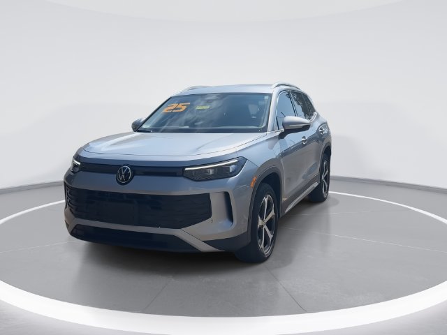 Used 2025 Volkswagen Tiguan SE AWD/4WD image 7