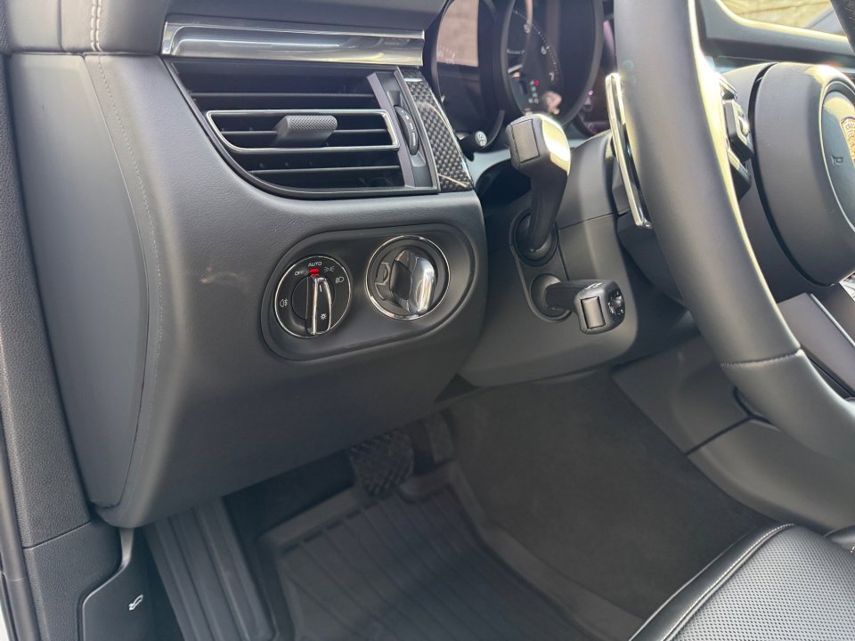 New 2026 Porsche Macan Turbo image 23