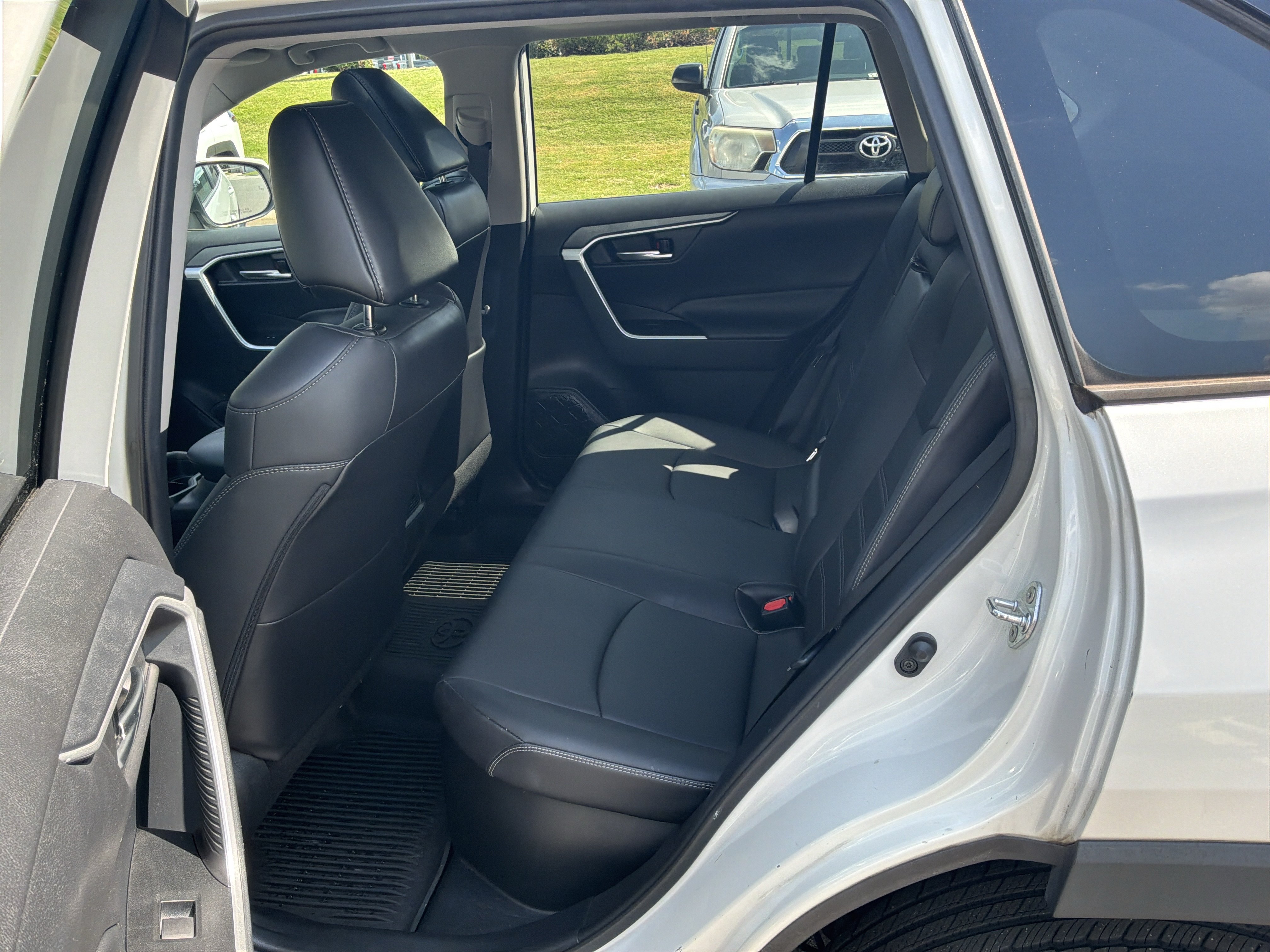 Used 2021 Toyota RAV4 XLE Premium AWD/4WD image 31