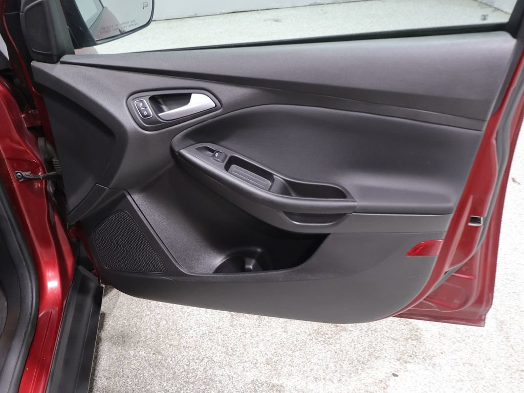 Used 2015 Ford Focus SE w/ SE Cold Weather Package FWD image 28
