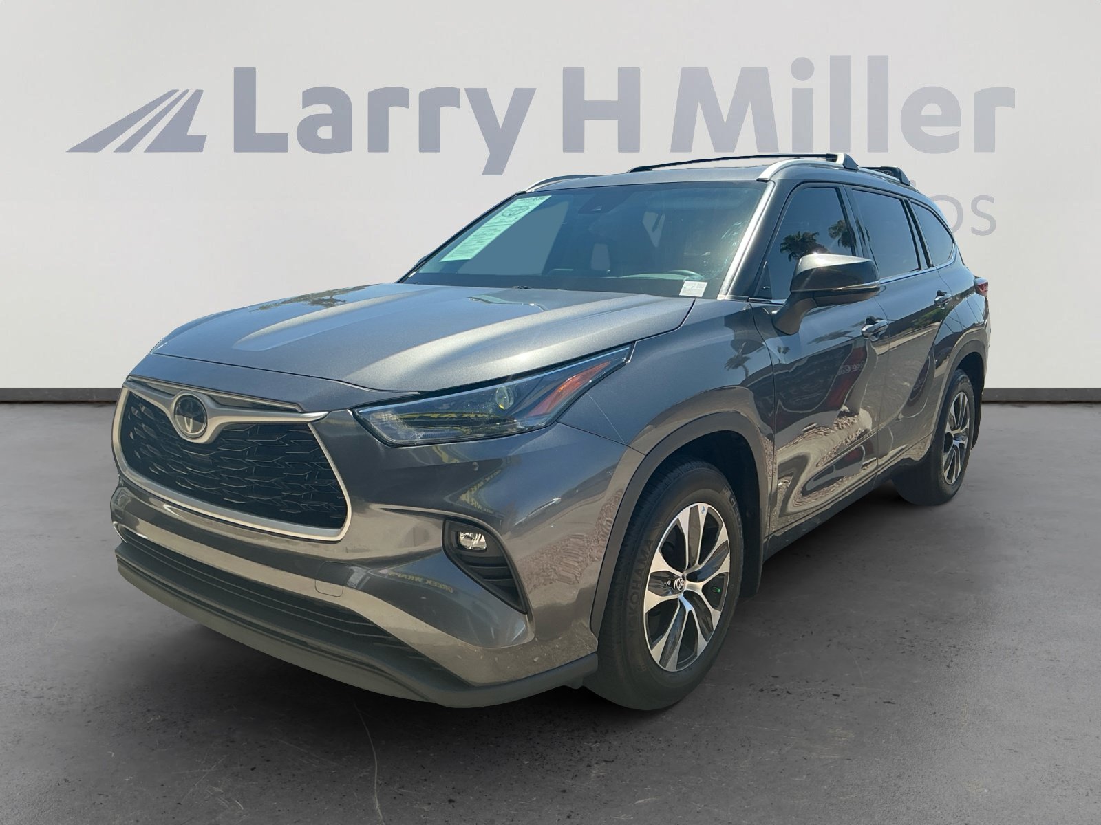 Used 2022 Toyota Highlander XLE AWD/4WD image 1