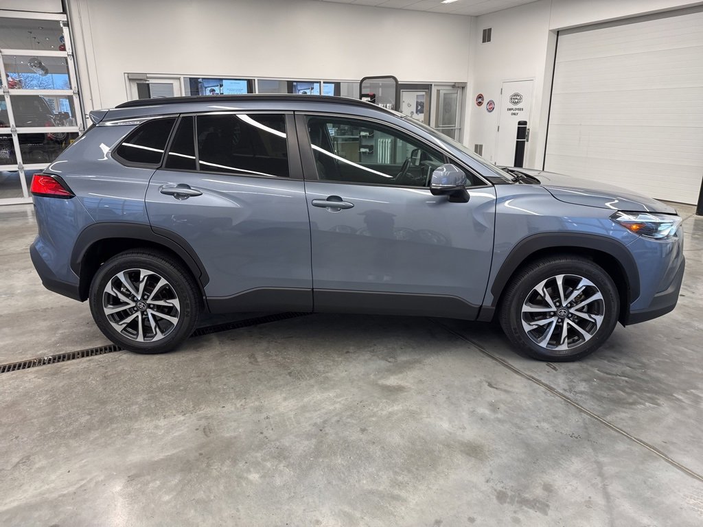 Used 2023 Toyota Corolla Cross XLE image 2