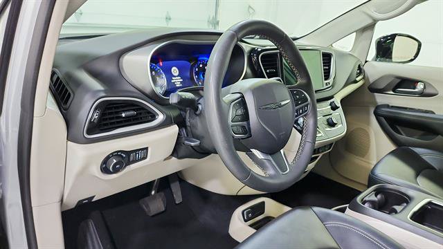 Used 2024 Chrysler Pacifica Touring-L FWD image 10