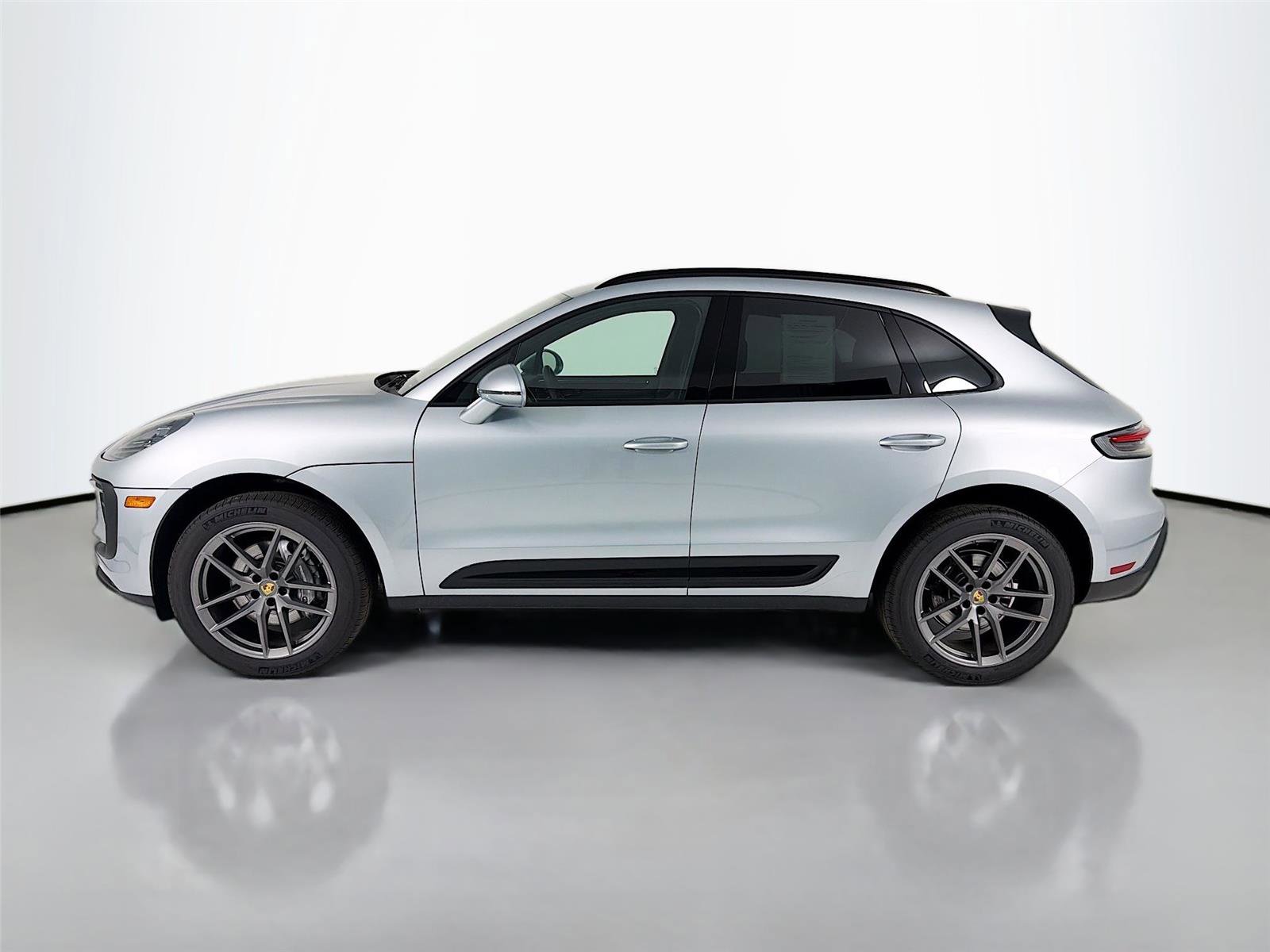 Certified 2025 Porsche Macan image 2