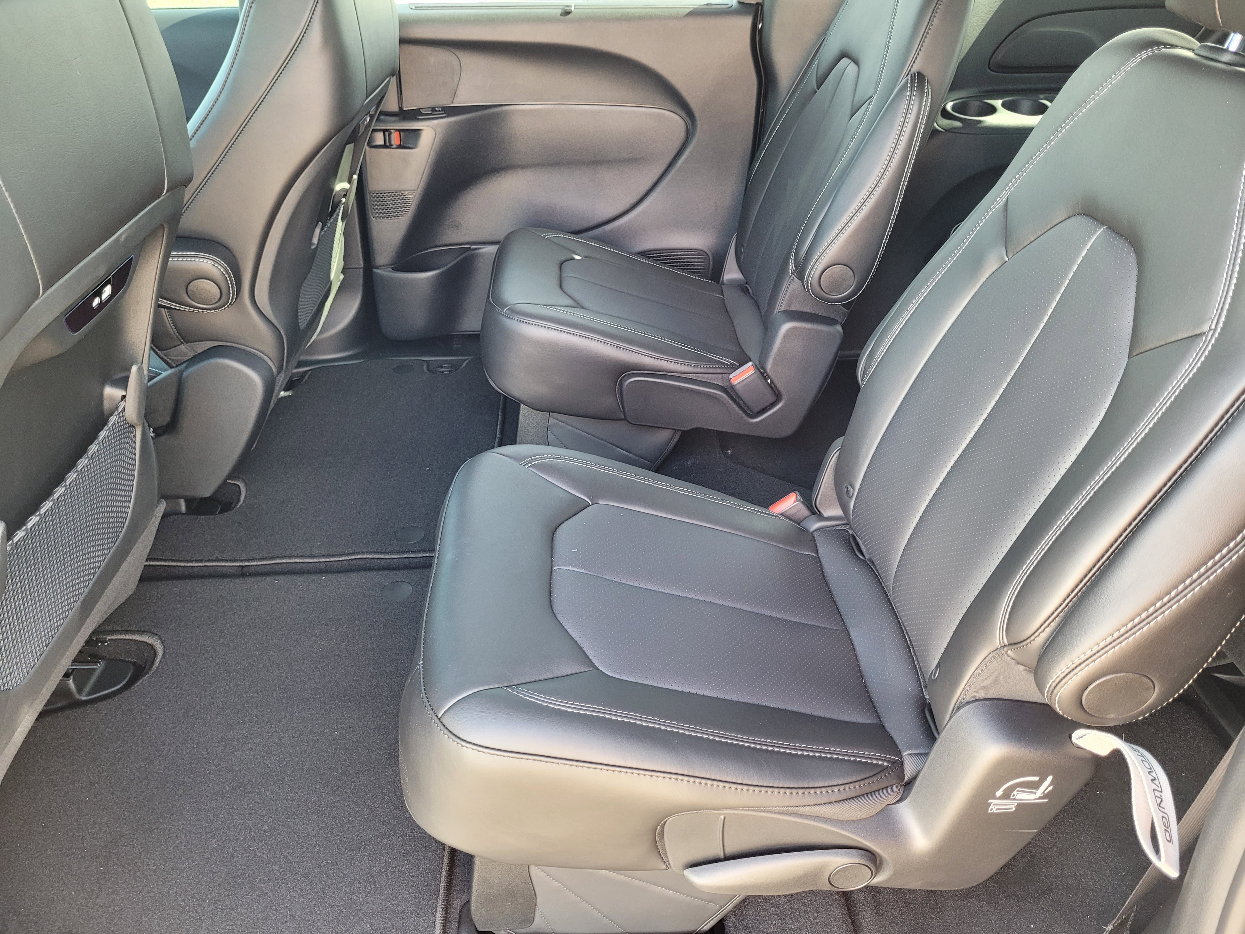 New 2025 Chrysler Pacifica Select image 11