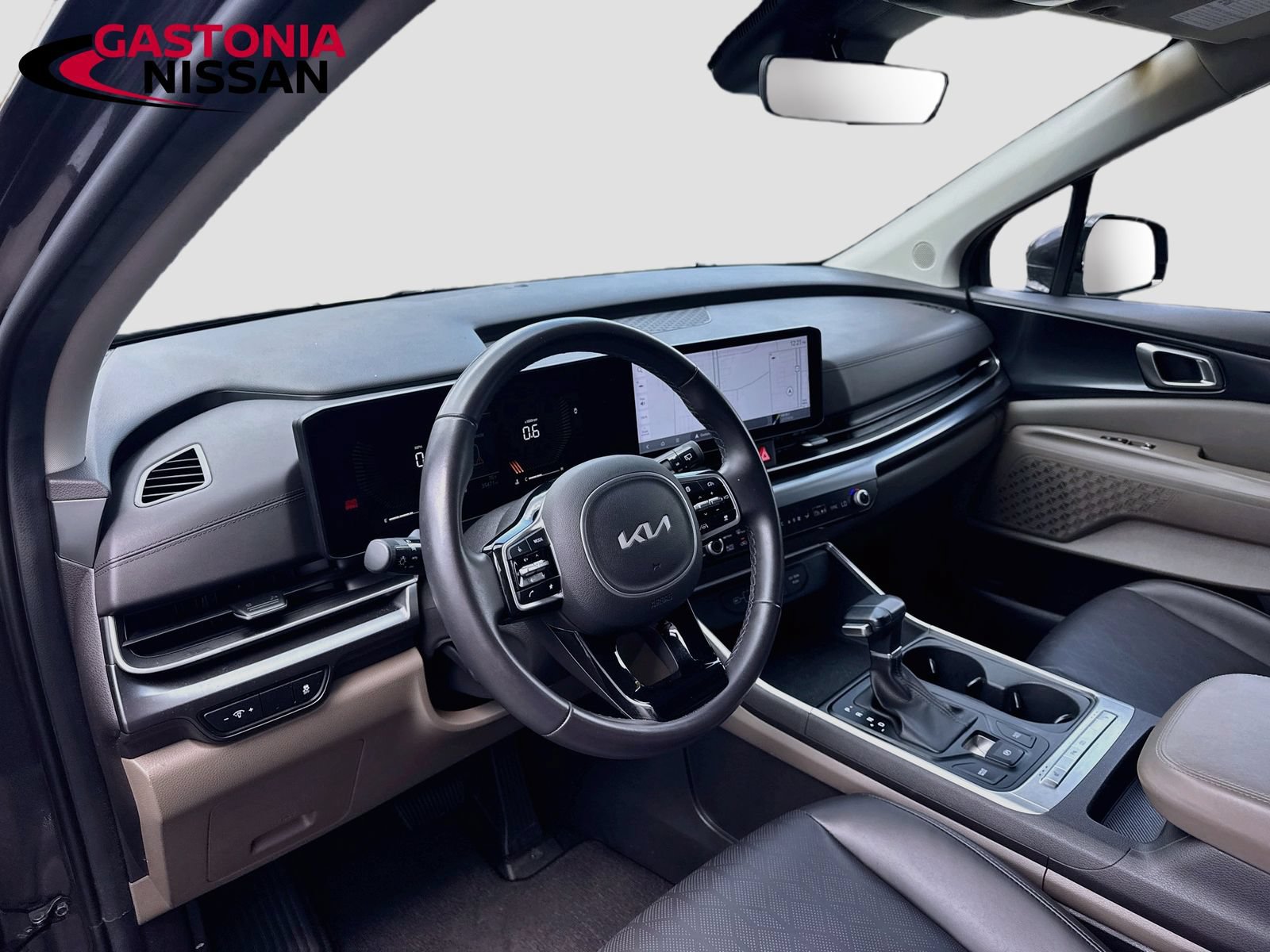 Used 2025 Kia Carnival FWD image 11