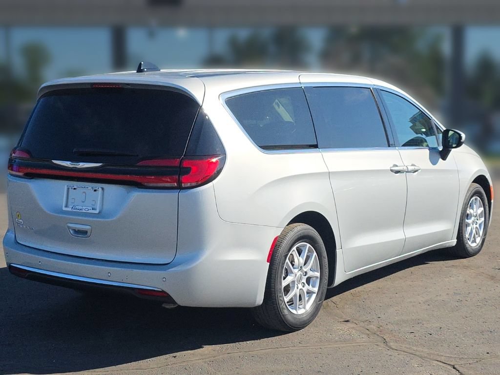 Used 2023 Chrysler Pacifica Touring-L FWD image 7