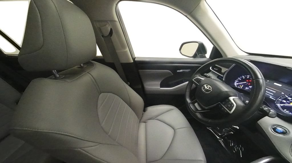 Used 2022 Toyota Highlander XLE AWD/4WD image 34