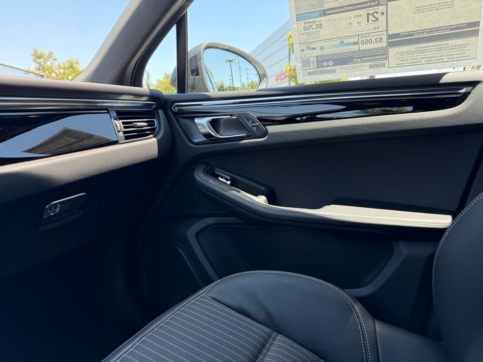 Used 2025 Porsche Macan image 24