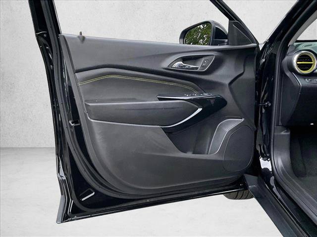 Used 2025 Chevrolet Trax LT FWD image 18