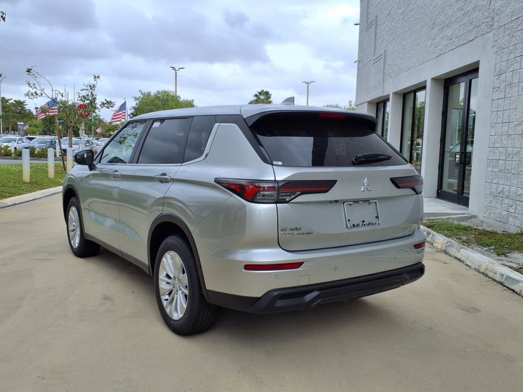 New 2025 Mitsubishi Outlander ES image 3