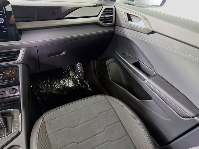 New 2026 Volkswagen Taos SE image 24