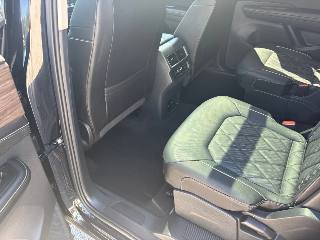 Used 2025 Volkswagen Atlas SEL Premium R-Line AWD/4WD image 17
