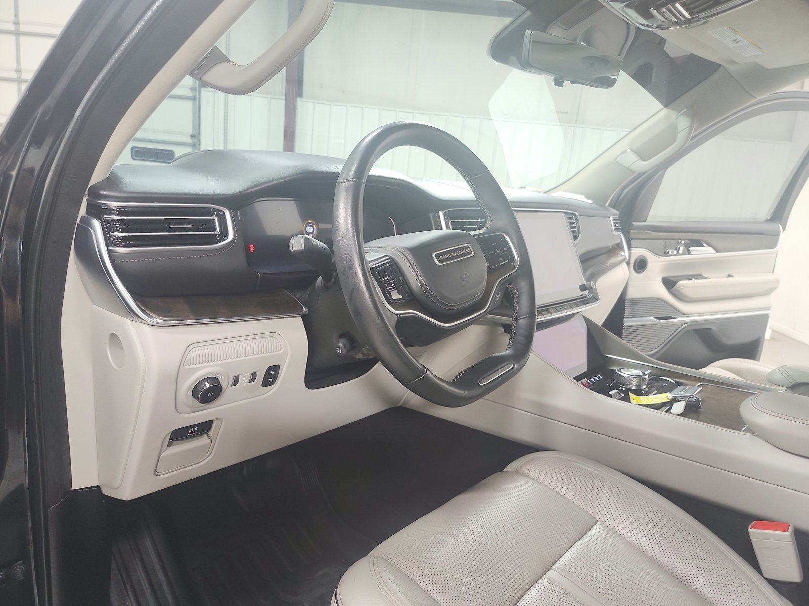 Used 2023 Jeep Grand Wagoneer L Series II w/ Convenience Group III AWD/4WD image 26