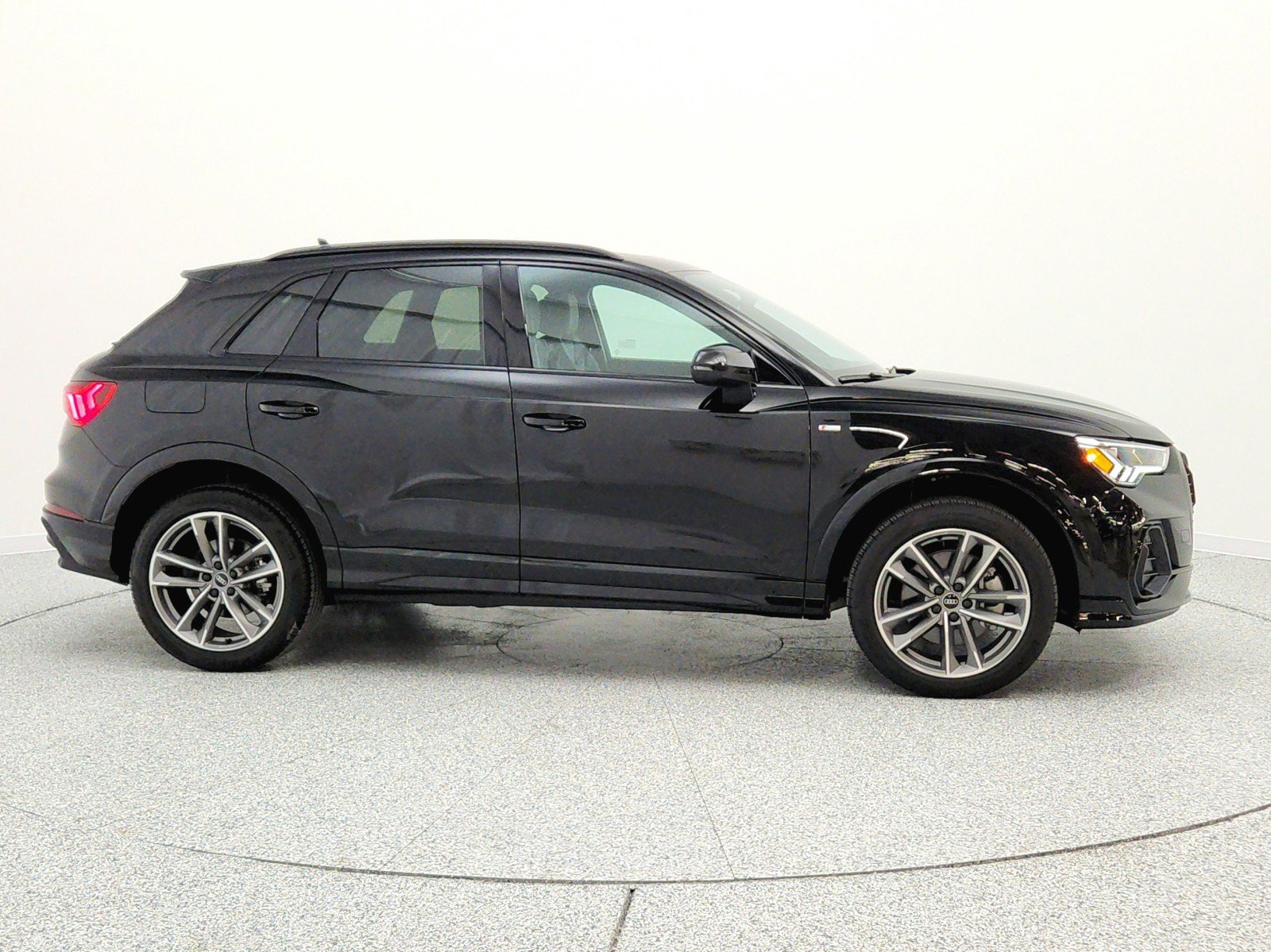 Used 2023 Audi Q3 2.0T Premium w/ Black Optic Sport Package AWD/4WD image 4