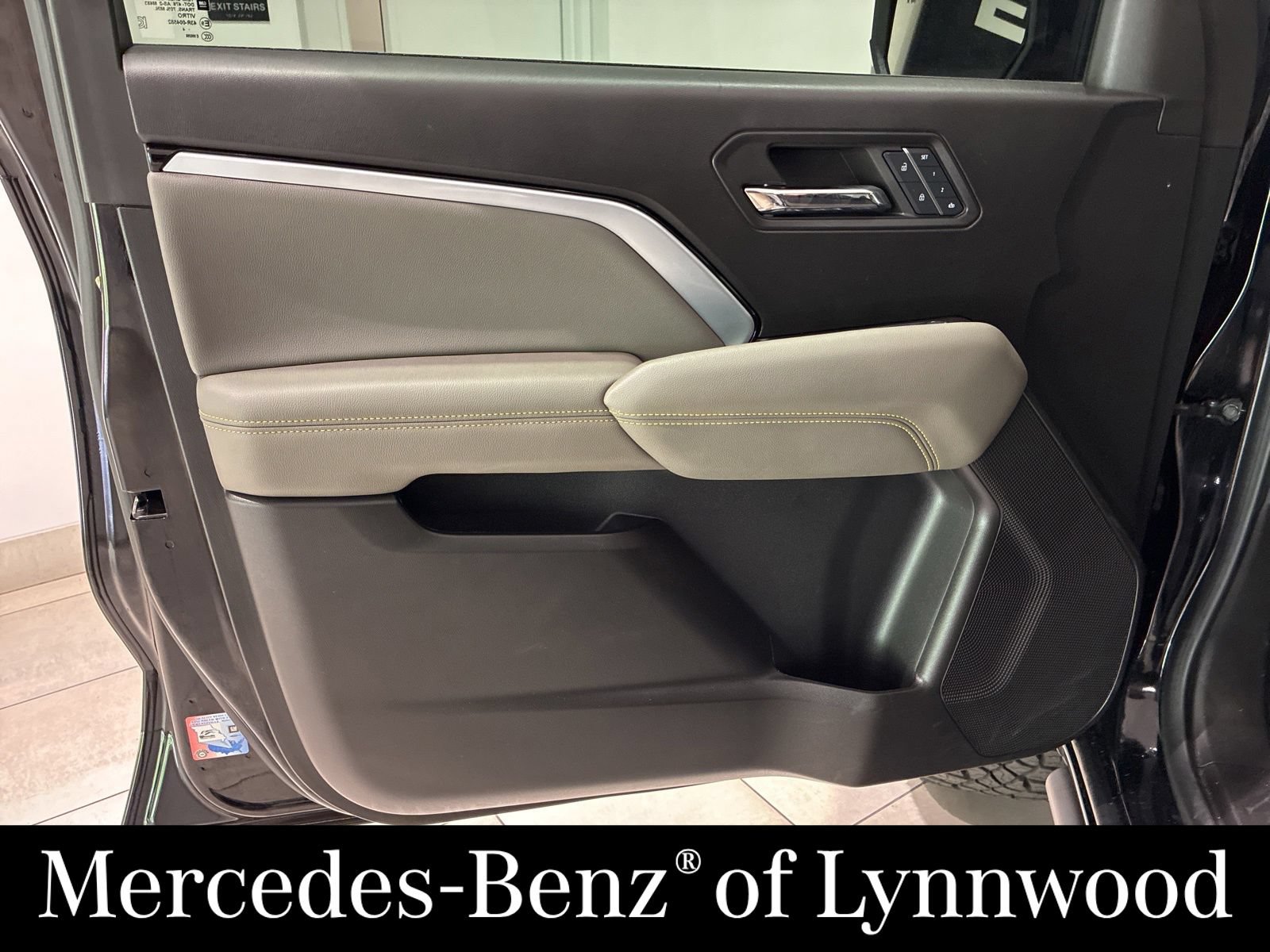 Used 2024 Chevrolet Colorado ZR2 w/ ZR2 Convenience Package III AWD/4WD image 16