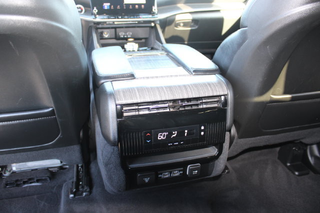 Used 2024 Jeep Wagoneer L Series II AWD/4WD image 23