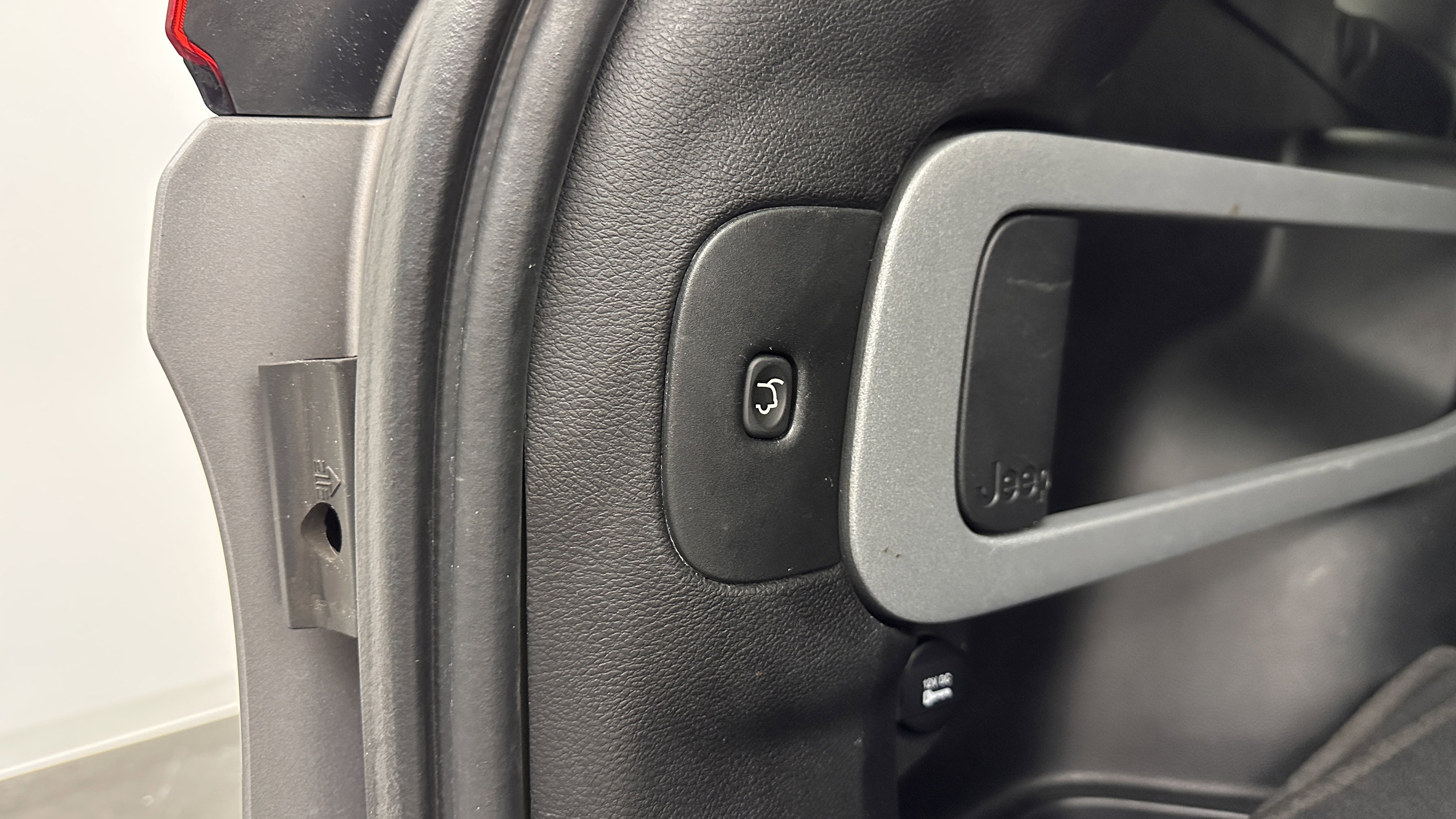 Used 2016 Jeep Cherokee Overland FWD image 29