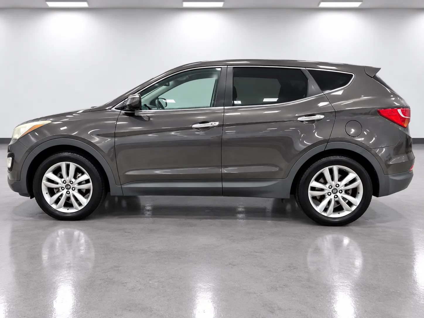 Used 2013 Hyundai Santa Fe Sport 2.0T w/ Technology Pkg FWD image 4