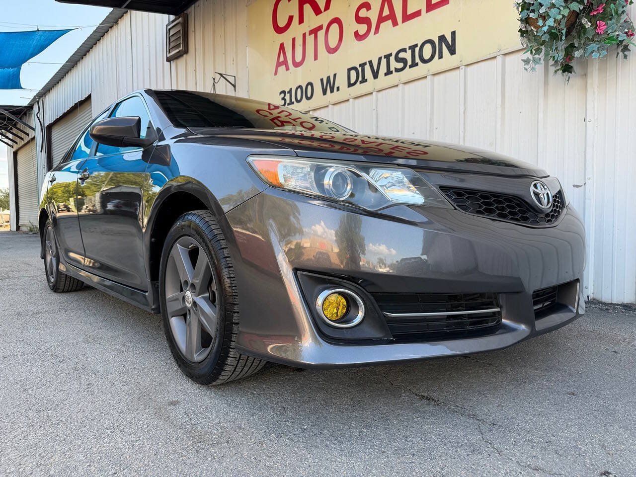 Used 2013 Toyota Camry SE FWD image 1