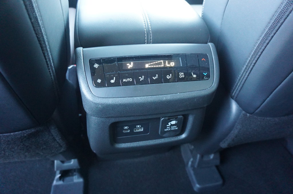 Used 2024 Nissan Pathfinder Platinum FWD image 17