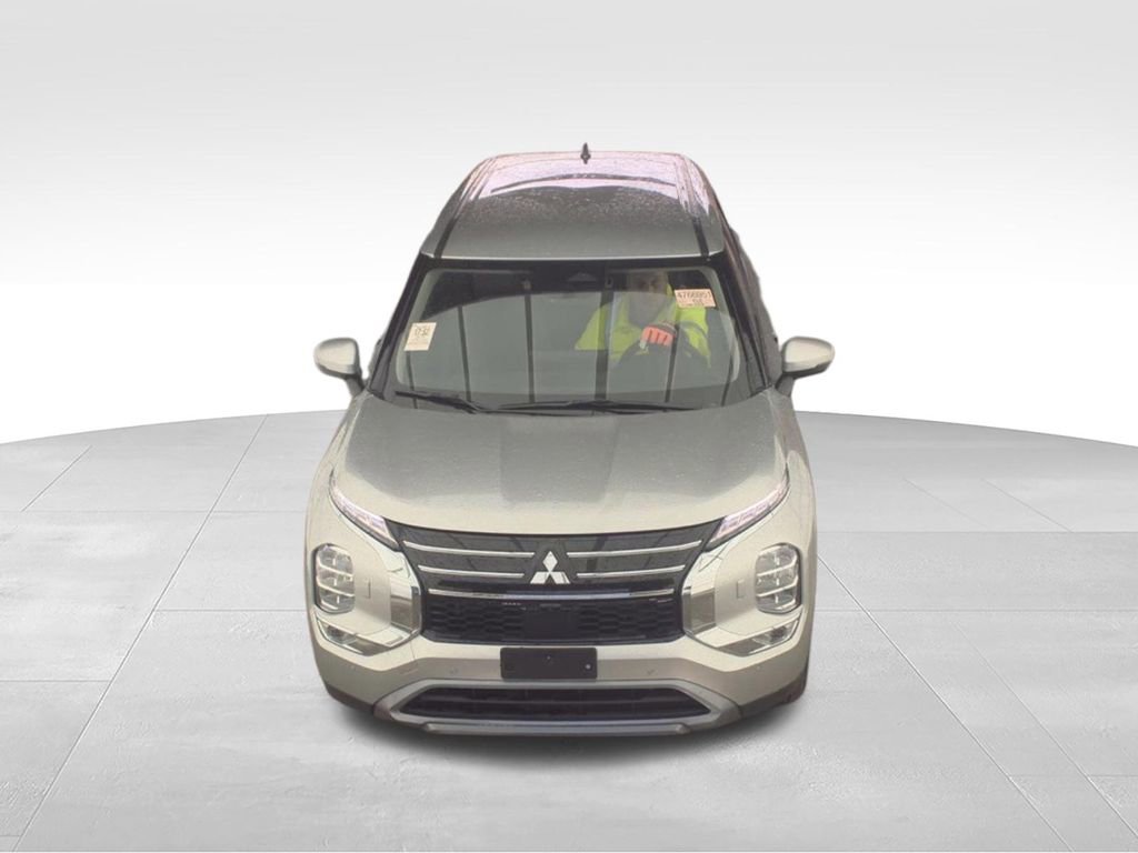 Used 2025 Mitsubishi Outlander AWD image 3