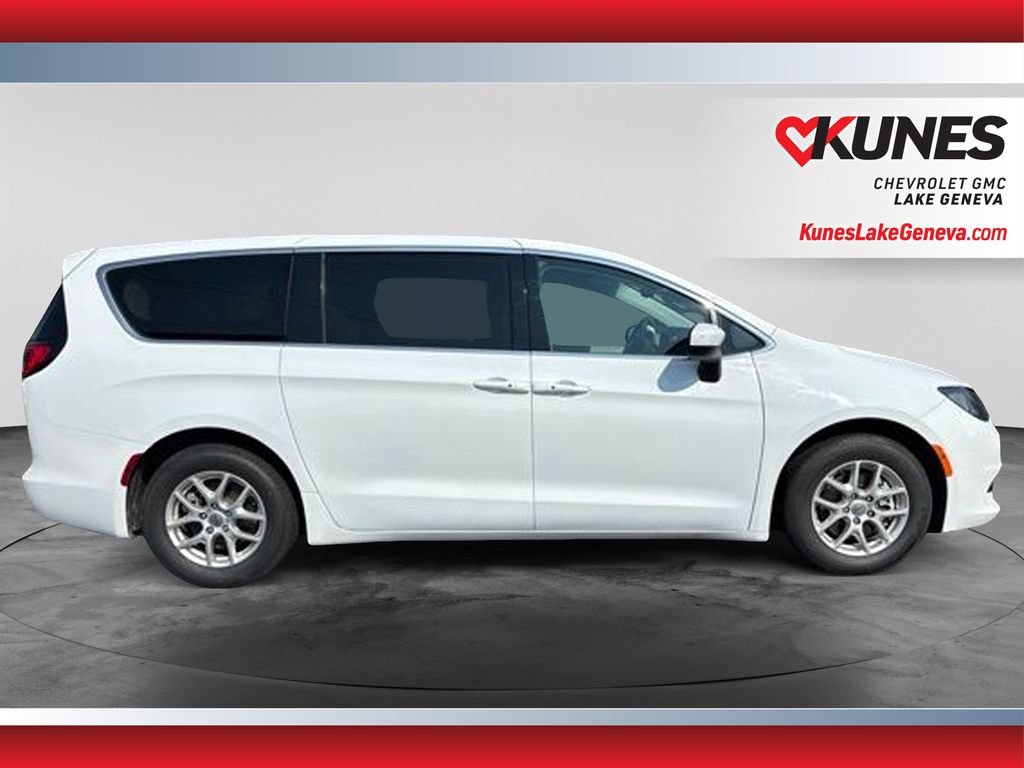 Used 2023 Chrysler Voyager LX FWD image 3