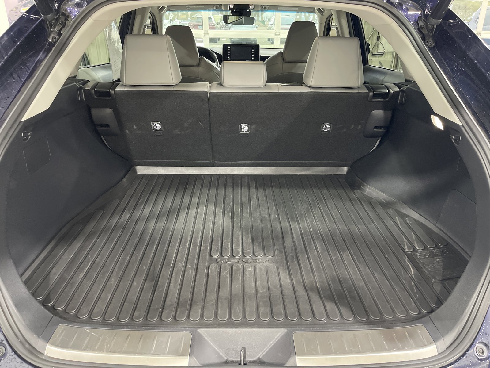 Used 2022 Toyota Venza XLE AWD/4WD image 15