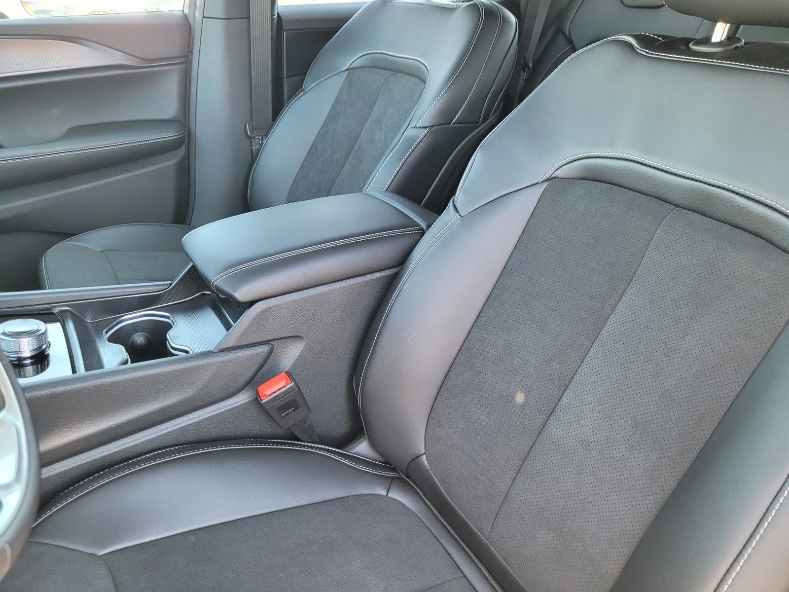 New 2025 Jeep Grand Cherokee Altitude image 12