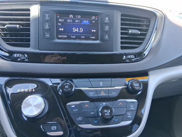 Used 2017 Chrysler Pacifica Touring FWD image 21