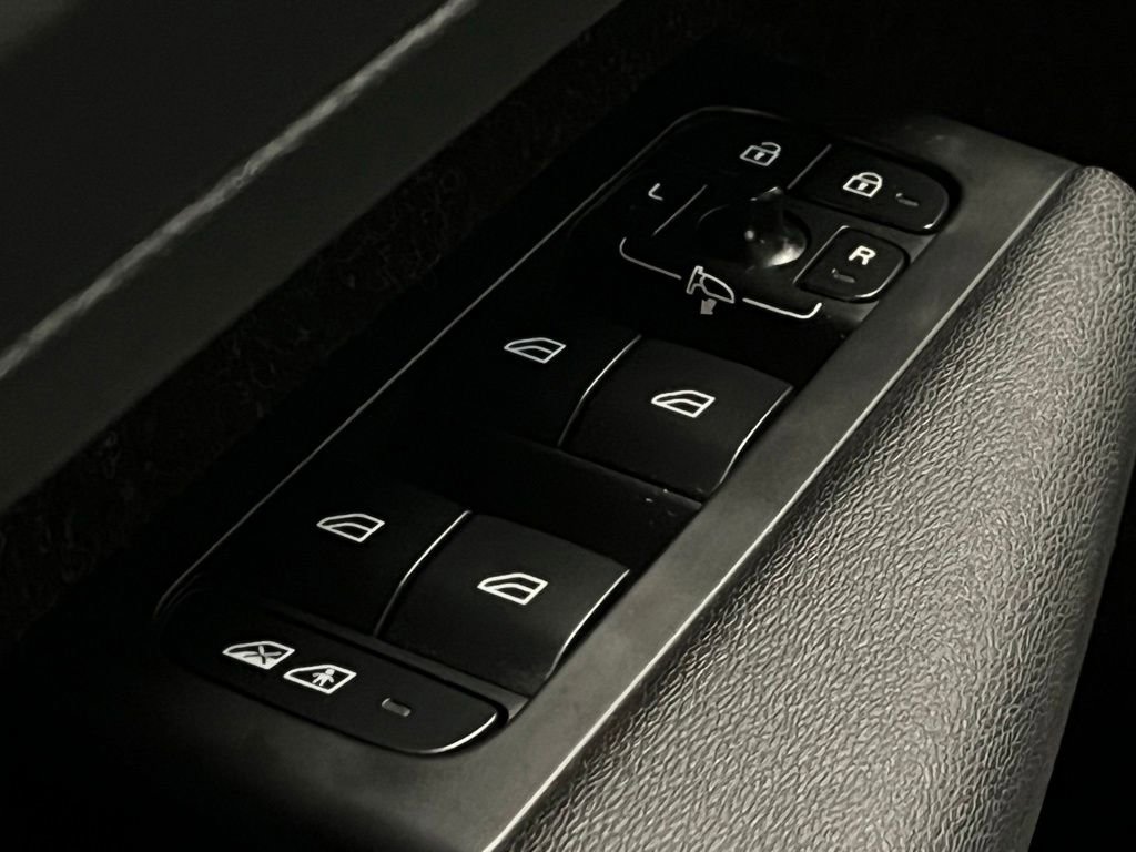 Used 2020 Volvo XC40 T5 Momentum image 16