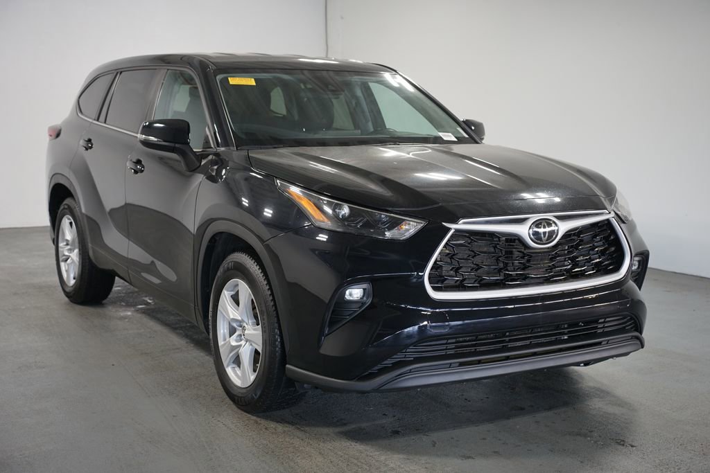 Certified 2024 Toyota Highlander LE image 3