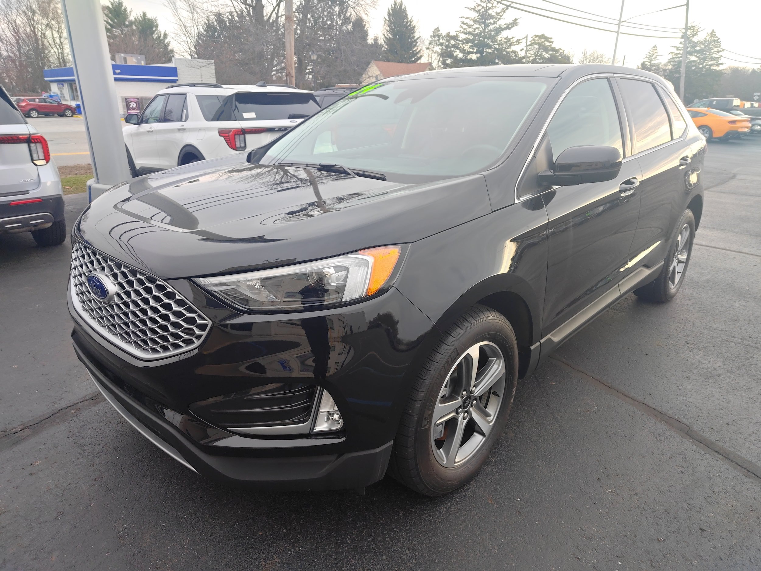 Used 2024 Ford Edge SEL w/ Convenience Package AWD/4WD image 2