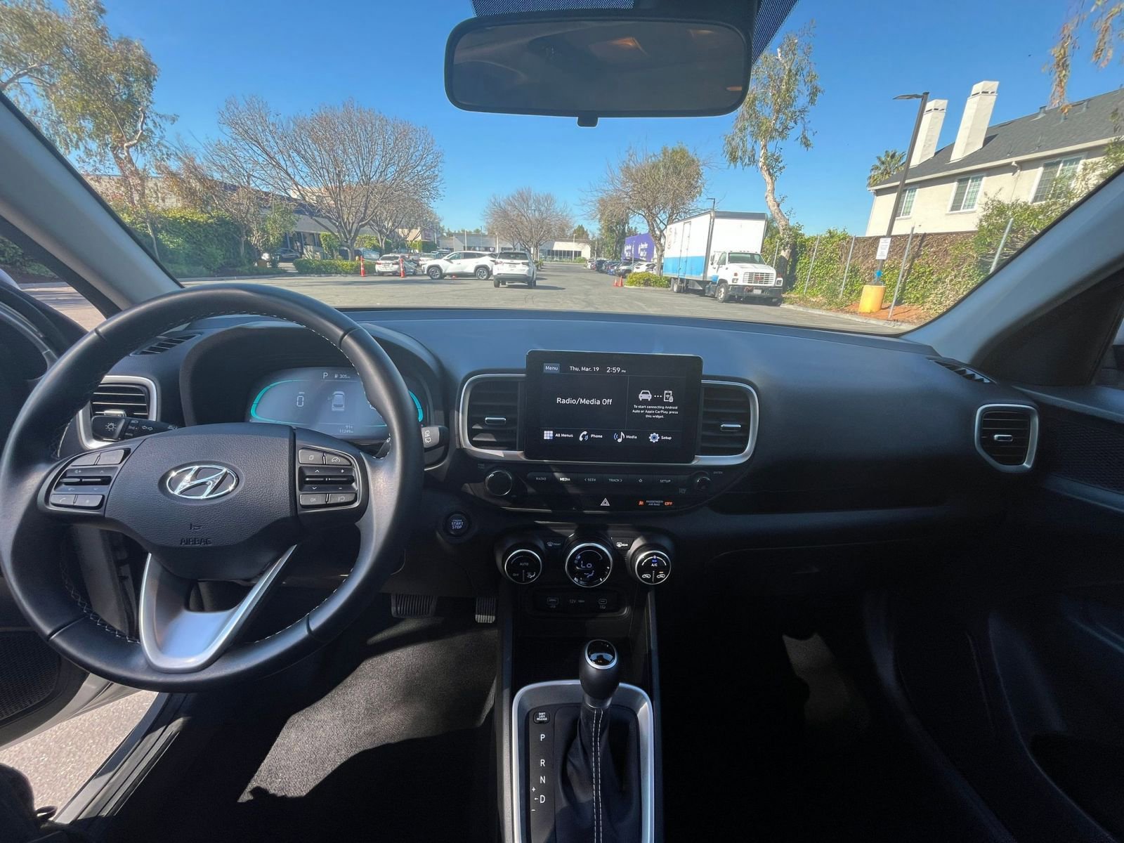 Used 2025 Hyundai Venue SEL image 32