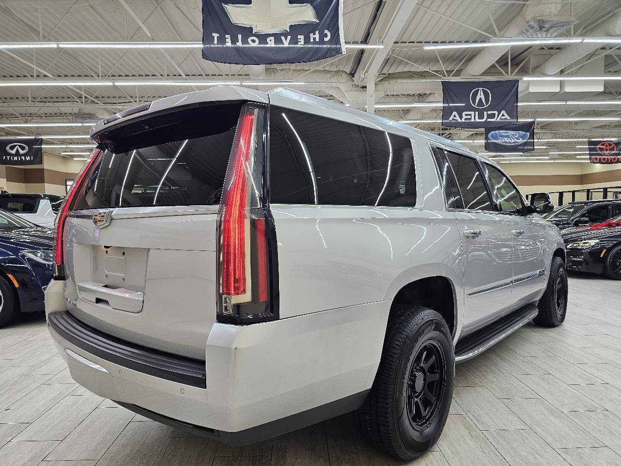 Used 2015 Cadillac Escalade ESV Luxury AWD/4WD image 6
