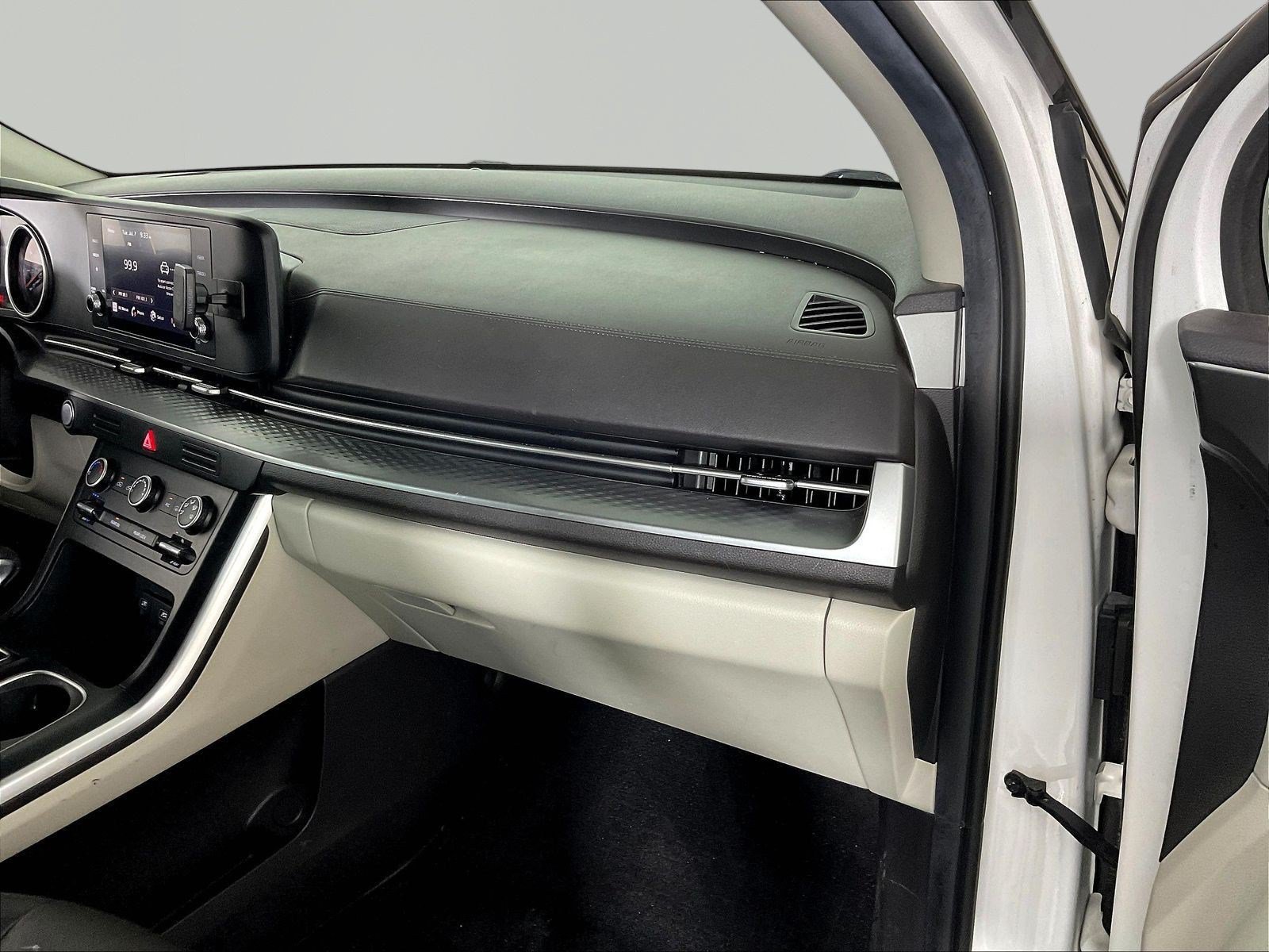Used 2023 Kia Carnival LX FWD image 27