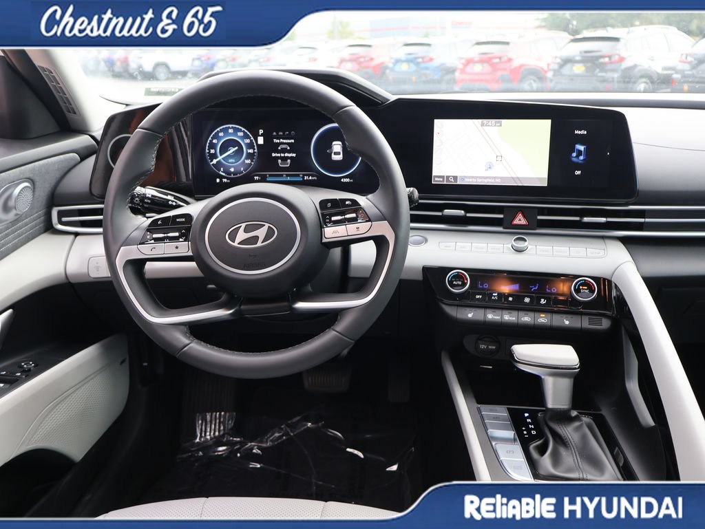 Certified 2025 Hyundai Elantra Limited FWD image 18