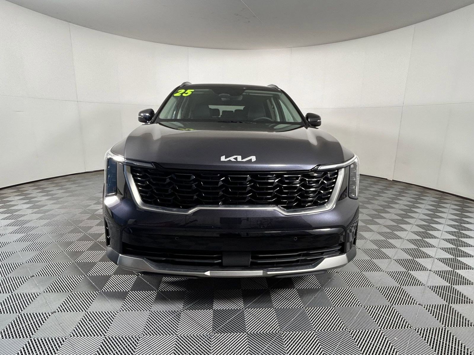 Certified 2025 Kia Sorento S image 2