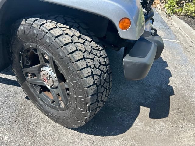 Used 2013 Jeep Wrangler Unlimited Sahara w/ Dual Top Group AWD/4WD image 4